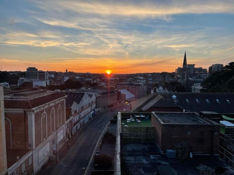 The Pad By The Beach Penthouse Apartment With Sunset And City Views Bournemouth Esterno foto